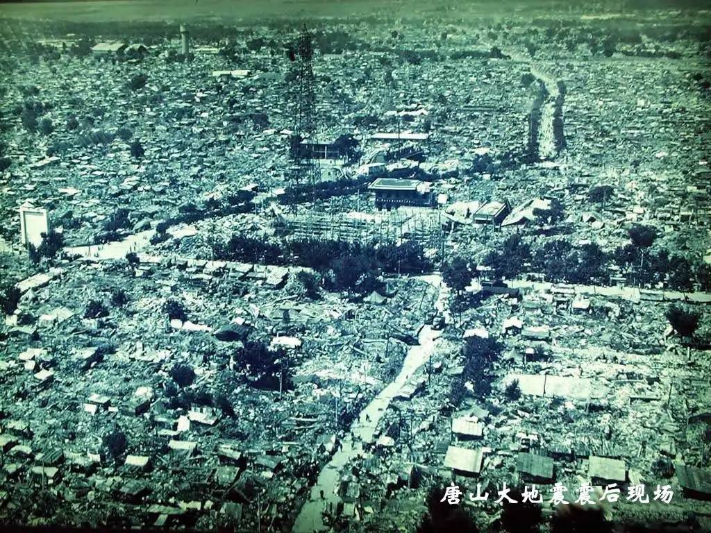 唐山地震后，重建家园，余震频传更显坚韧力量